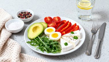 Dilimlenmiş avokado ve haşlanmış yumurta.