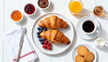 Kruvasanlarla kahvaltı, kahve, reçel.