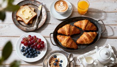 Ay çöreği reçeli, portakal suyu, beyaz ahşap masada..