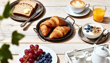 Ay çöreği reçeli, portakal suyu, beyaz ahşap masada..