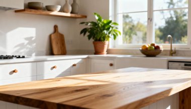 Ürün sergisi için mutfak ahşap masası ve bulanık modern iç mekan. Mutfak arka planında ahşap masa var. Mutfak mobilyaları ve masa boşluğu. ürün promosyonu mutfakta.