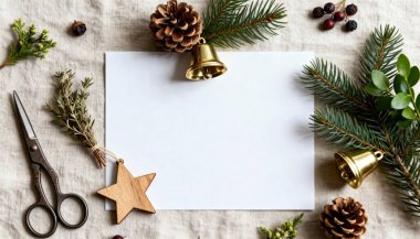 Beyaz ahşap arka planda köknar ağacı dalları olan noel kartı