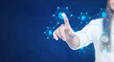 Sağlık uzmanı tıbbi veriler ve sembollerle sanal ekrana dokunuyor.