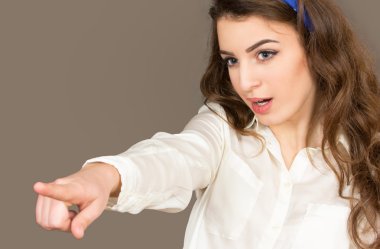 genç kadın bir parmak Puan