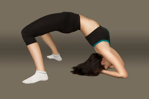 La jeune femme réalise des exercices sportifs — Photo