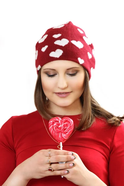 Młoda kobieta w Czerwonym Kapturku z serca i z cukrem cukierki on — Zdjęcie stockowe