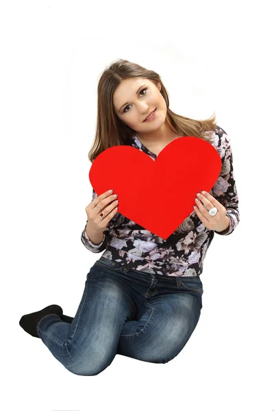 Młoda kobieta iwith czerwone serce Walentynki karty w ręce — Zdjęcie stockowe