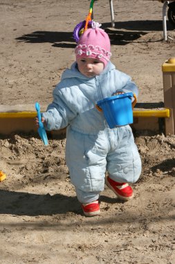 kum havuzunda oynayan küçük kız