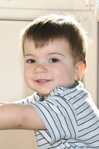 L'enfant souriant dans la lumière du soleil — Photo