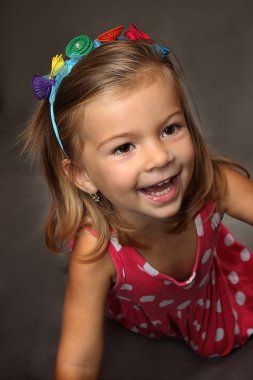 Kırmızı elbiseli küçük eğlenceli kız