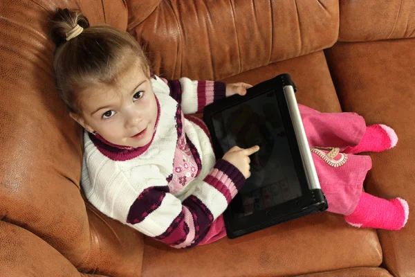 Niña con la tableta —  Fotos de Stock