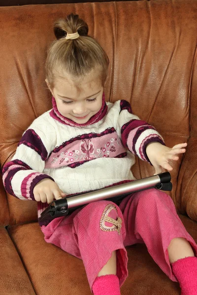 Tablet ile küçük kız — Stok fotoğraf