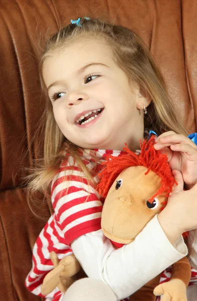 Tatlı küçük kız ile a yumuşak oyuncak - maymun — Stok fotoğraf