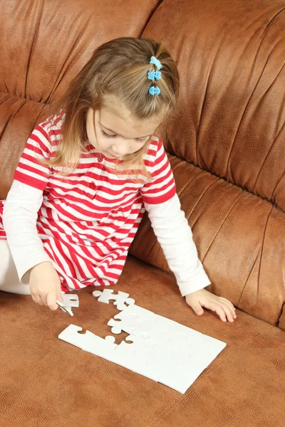 Küçük kız puzzle parçaları ile oynamak
