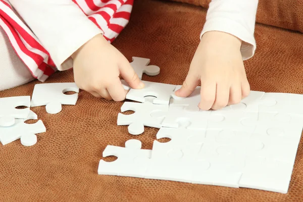 Küçük kız puzzle parçaları ile oynamak