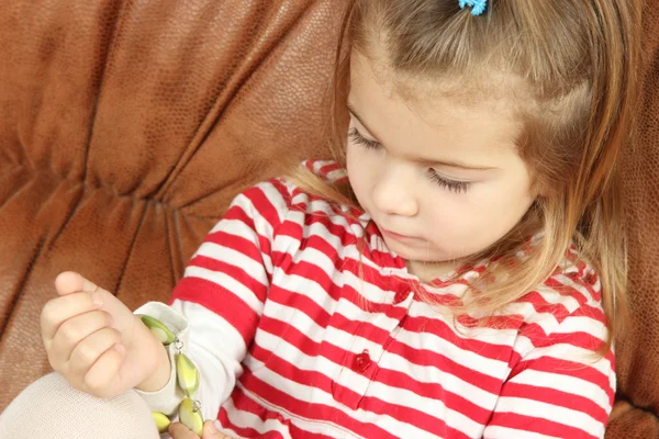 La niña se prueba los accesorios —  Fotos de Stock