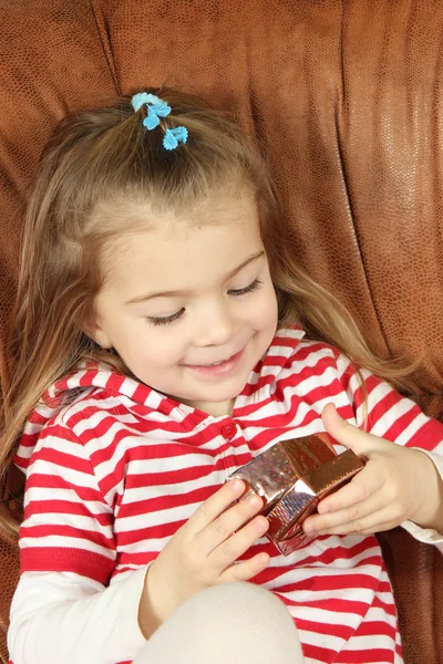 La niña con una caja de regalo —  Fotos de Stock