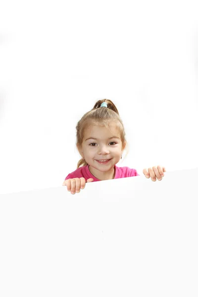 La petite fille regarde dehors à cause d'une feuille de papier — Photo