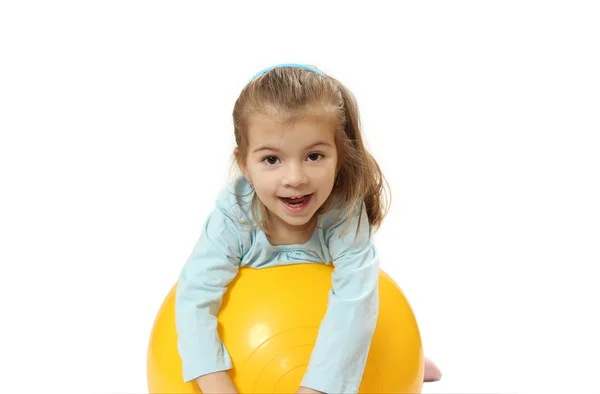 Гарна маленька дівчинка з великим м'ячем — стокове фото