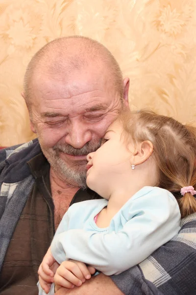 Дедушка и внучка фильм. Дед и внучка переспали. Дедушка целует. Дедушка совратил внучку. Старый дед спящую внучку.