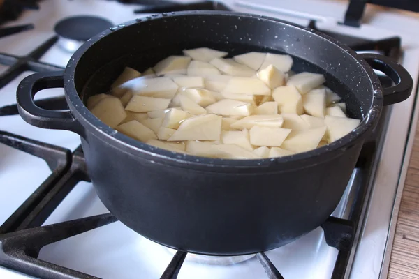Картопля в каструлі на газовій плиті — стокове фото