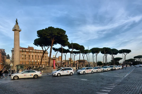 ROMA, ITALIA - 24 DE FEBRERO DE 2016, cola de taxis en Roma Piazza Venezi — Foto de Stock