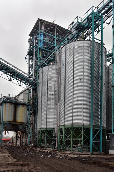 Jordbruks Silo - byggnaden exteriör, lagring och torkning av gra — Stockfoto