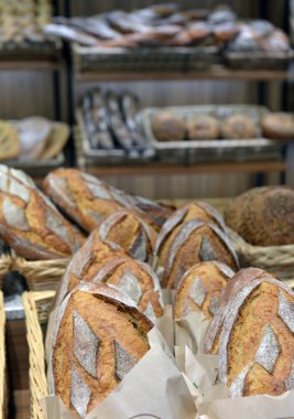 bir dükkan pencerede ekmek