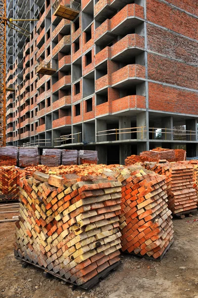 Armazém de tijolos no fundo do edifício — Fotografia de Stock