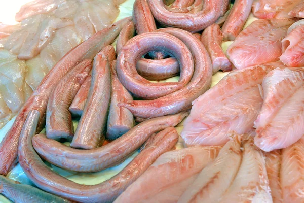 Skalade färska ål på displayen fiskmarknad — Stockfoto