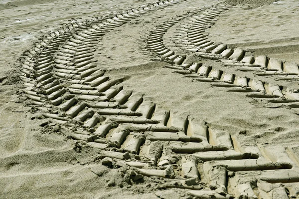 Tire tracks in the sand — Stock Photo, Image