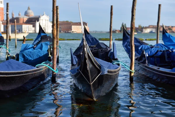 Gôndolas no canal em Veneza — Fotografia de Stock