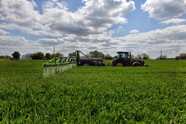 Farmer wheat field spraying herbicides — Stock Photo, Image