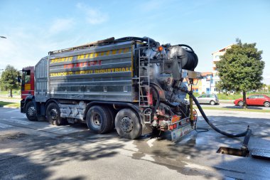 İtalya, Caorle, kamyon pompalar wate dışarı Temizleme 15, Nisan, 2016,