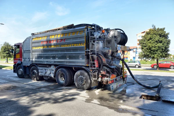 ITALIA, CAORLE, 15, ABRIL, 2016, la limpieza de camiones bombas de la wate — Foto de Stock