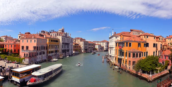 2016, APRIL, 19, Itália, Venezia, Gondolas no canal em Veneza, gr — Fotografia de Stock