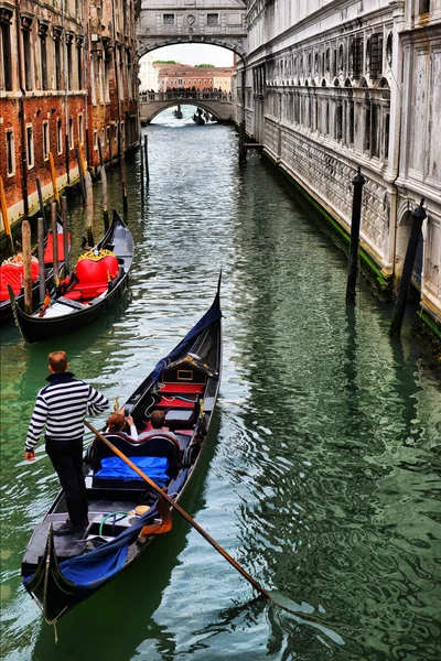 2016, 18 de abril, Itália, Venezia, Gondolas no canal em Veneza, 20 — Fotografia de Stock