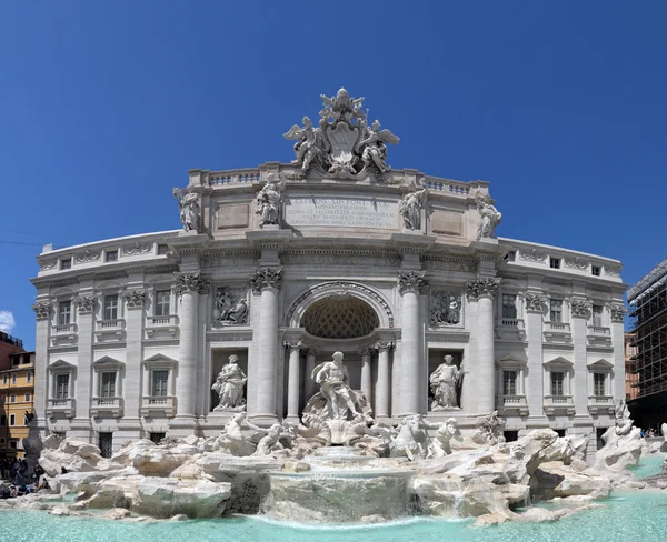 La Fuente de Trevi (en italiano: Fontana di Trevi) en Roma, Italia — Foto de Stock