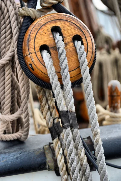Ancient wooden sailboat pulleys and ropes detail — Stock Photo, Image