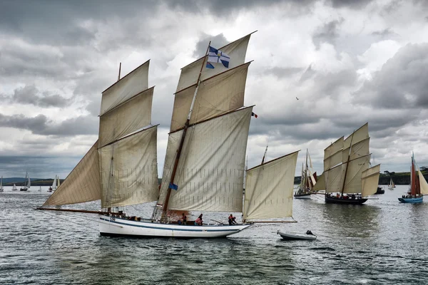 France, Duarnenez, 21, July, 2016, sailboats in the bay at the — Stock Photo, Image