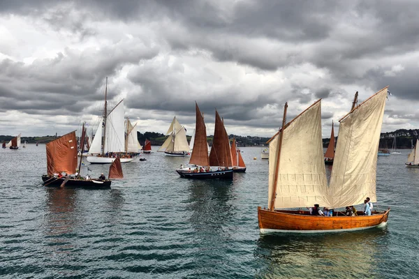 Frankrijk, Duarnenez, 21 juli, 2016, zeilboten in de baai bij het — Stockfoto