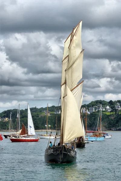 Frankreich, duarnenez, 21, juli 2016, Segelboote in der Bucht am — Stockfoto