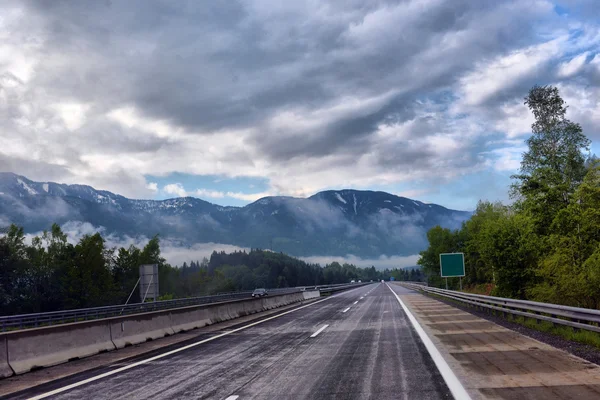Estrada rodoviária nas montanhas — Fotografia de Stock