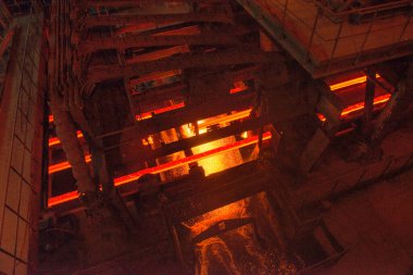 Elektrikli fırınlarda çelik üretimi. Erimiş çelikten kıvılcımlar. Elektrikli ark fırını. Metalurjik üretim, ağır sanayi, mühendislik, çelik yapımı