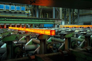 Elektrikli fırınlarda çelik üretimi. Erimiş çelikten kıvılcımlar. Elektrikli ark fırını. Metalurjik üretim, ağır sanayi, mühendislik, çelik yapımı