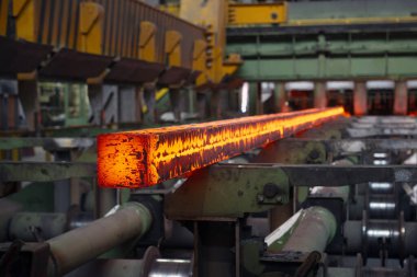 Elektrikli fırınlarda çelik üretimi. Erimiş çelikten kıvılcımlar. Elektrikli ark fırını. Metalurjik üretim, ağır sanayi, mühendislik, çelik yapımı