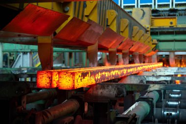 Elektrikli fırınlarda çelik üretimi. Erimiş çelikten kıvılcımlar. Elektrikli ark fırını. Metalurjik üretim, ağır sanayi, mühendislik, çelik yapımı