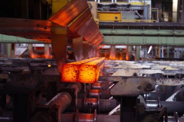 Elektrikli fırınlarda çelik üretimi. Erimiş çelikten kıvılcımlar. Elektrikli ark fırını. Metalurjik üretim, ağır sanayi, mühendislik, çelik yapımı