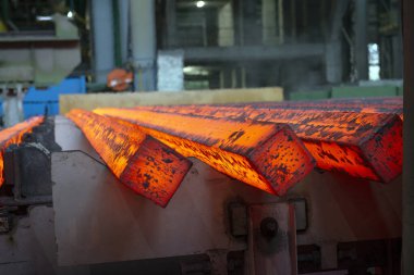 Elektrikli fırınlarda çelik üretimi. Erimiş çelikten kıvılcımlar. Elektrikli ark fırını. Metalurjik üretim, ağır sanayi, mühendislik, çelik yapımı
