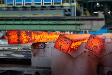 Elektrikli fırınlarda çelik üretimi. Erimiş çelikten kıvılcımlar. Elektrikli ark fırını. Metalurjik üretim, ağır sanayi, mühendislik, çelik yapımı